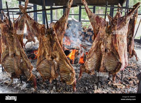 Trozos de cabrito sellándose en sartén a fuego medio