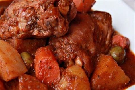 Cabrito a la olla servido con papas en un plato gourmet