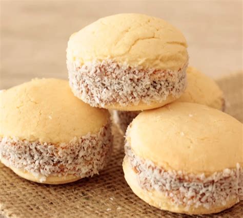 Imagen de una bandeja con alfajores de maicena rellenos de manjar y decorados con coco rallado