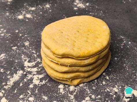 Masa de sopaipillas estirada y cortada