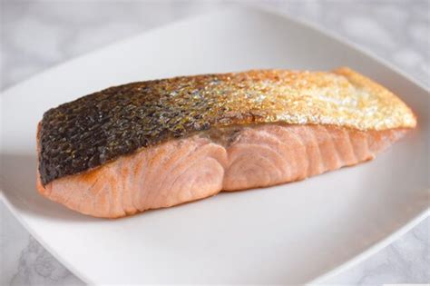 Foto: Primer plano de piel de salmón cocido o filete fresco de salmón