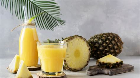 Ingredientes frescos para el jugo: piña y albahaca