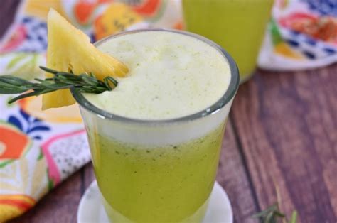 Jugo de piña con albahaca servido con hielo