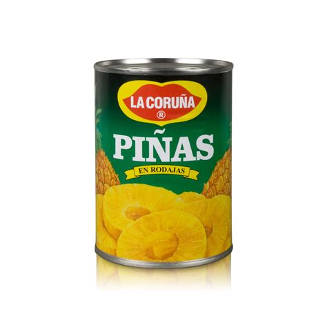 Piñas frescas y en rodajas, listas para el procesamiento