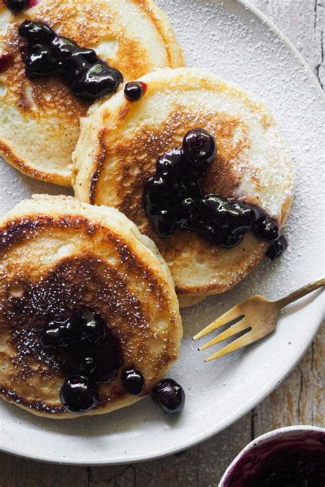 Tortitas de ricotta con frutas y sirope
