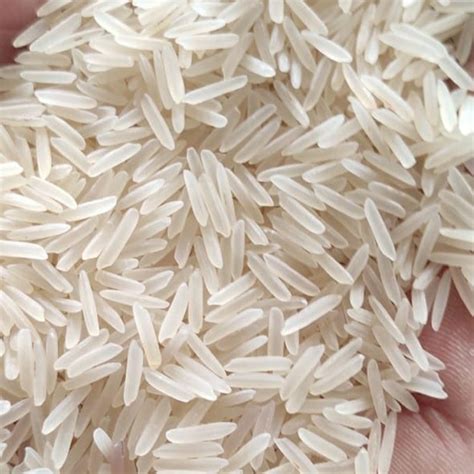 Mezcla de arroz de grano largo y jazmín en un recipiente