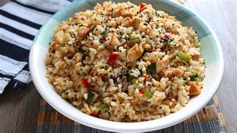 Ingredientes para arroz frito con pollo dispuestos en cuencos