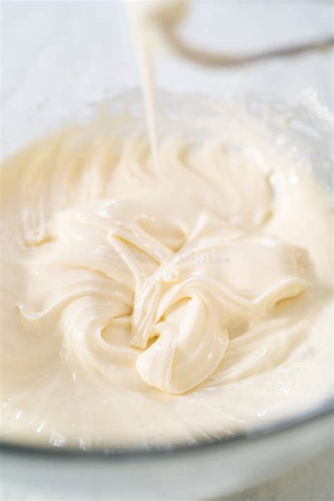 Glaseado de queso crema cremoso en un bol