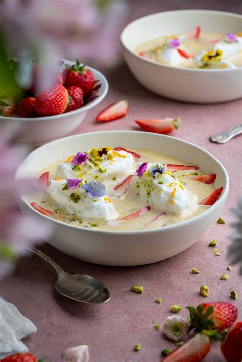 Leche Nevada terminada con frutillas y pistachos