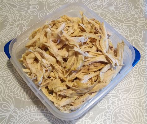 Pollo desmenuzado servido en un plato, listo para ser utilizado en diversas preparaciones.