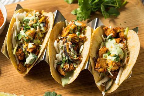 Variedad de tacos mexicanos con relleno de pollo desmenuzado.