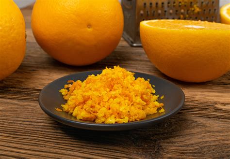 Foto de un mug cake de chocolate y naranja decorado con ralladura de naranja y azúcar glas