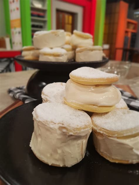 Foto de alfajores de miel de caña recién armados y listos para bañar en chocolate