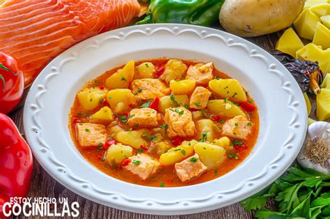 Marmitako de salmón con patatas y verduras, decorado con perejil fresco