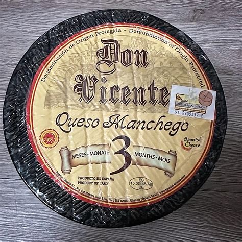 Corte de queso manchego mostrando su textura y ojos