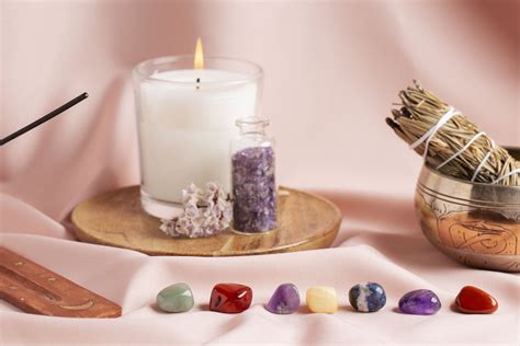 Cebolla y elementos esotéricos, como cristales o velas, sobre un fondo místico