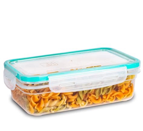 Snack en un envase hermético con fondo de despensa o lugar fresco y seco