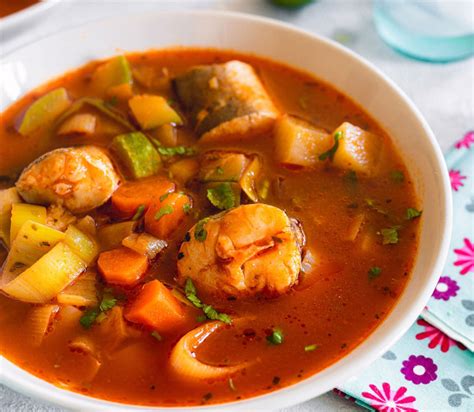 Ingredientes frescos para caldo casero de pescado