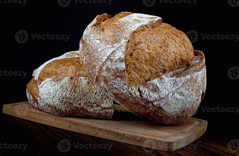 Dos hogazas de pan antes del horneado, una recién salida del frigorífico y otra atemperada