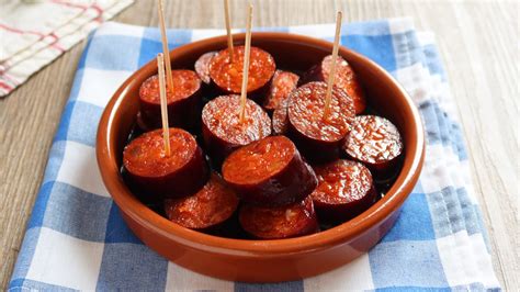 Plato de chorizo al vino con pan