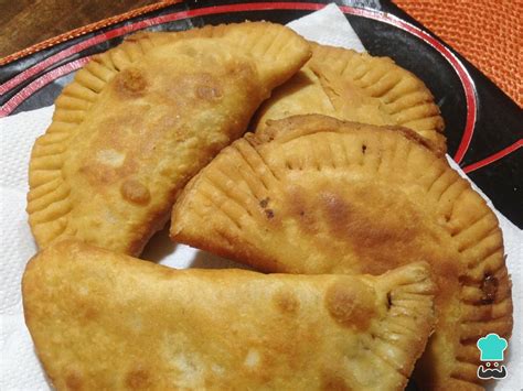 Empanadas fritas doradas y crujientes sobre un plato