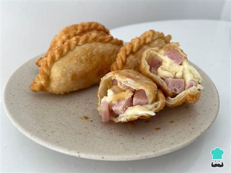 Empanadas fritas de queso y jamón, recién hechas