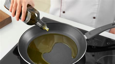 Camarones salteándose en una sartén con aceite de oliva