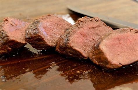 Lomo liso al horno con marinado de perejil y rodajas de limón