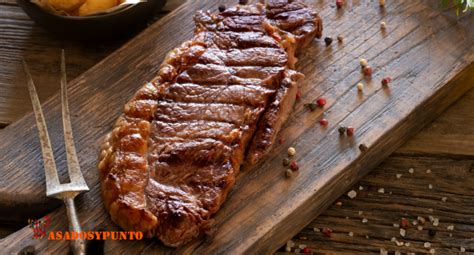 Lomo liso asándose a la parrilla con brasas