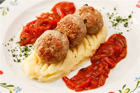 Cazuela de puré de patatas con albóndigas y queso