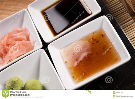 Variedad de salsas para sushi en pequeños recipientes