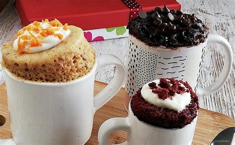 Fotografía cenital de un queque en taza decorado con crema batida y chispas de chocolate