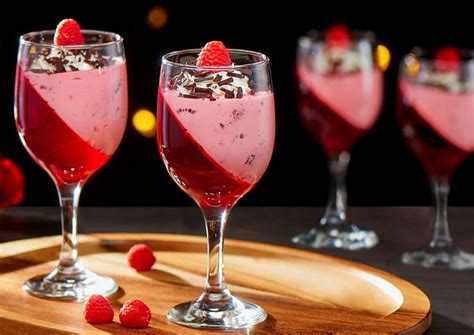 imagen de mousse de frambuesa servida en copas de vino decoradas