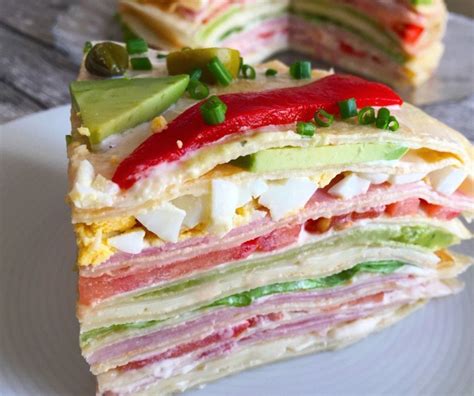 Torre de panqueques salada vegana con diversas capas