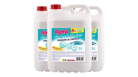 Botella de vinagre blanco y caja de maicena junto a un paño de limpieza