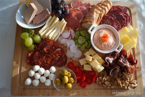 Variedad de aperitivos con jamón york en una tabla
