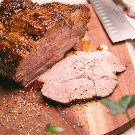 Plato servido con bondiola de cerdo cortada en lonchas, acompañada de pan casero