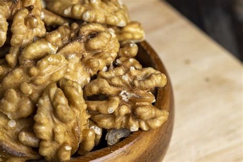 Nueces maduras y secas en un bol