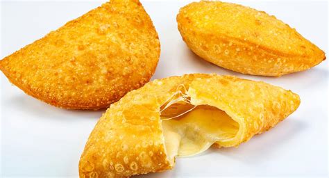 Foto de empanadas de queso fritas y jugo de papaya