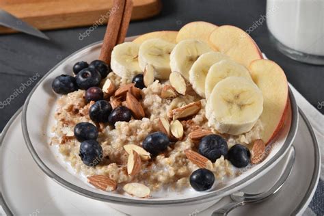 imagen de un tazón de gachas de avena con frutas y frutos secos