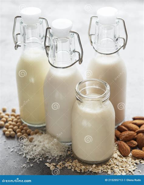 imagen de diferentes tipos de leche vegetal, incluyendo leche de avena