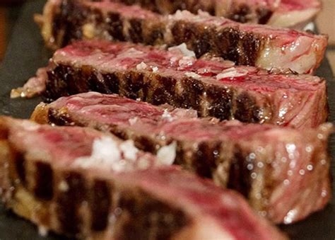 Entraña Angus cocinándose en una parrilla a alta temperatura
