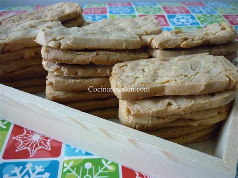 galletas crujientes de nueces decoradas con guindas