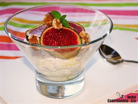 Variedad de postres elaborados con higos frescos y secos
