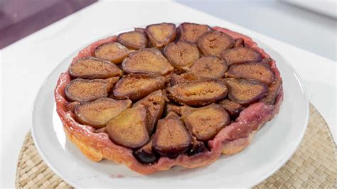 Tarta Tatin de higos recién hecha con caramelo brillante