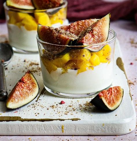 Copas de postre cremoso de higos con yogur y nata