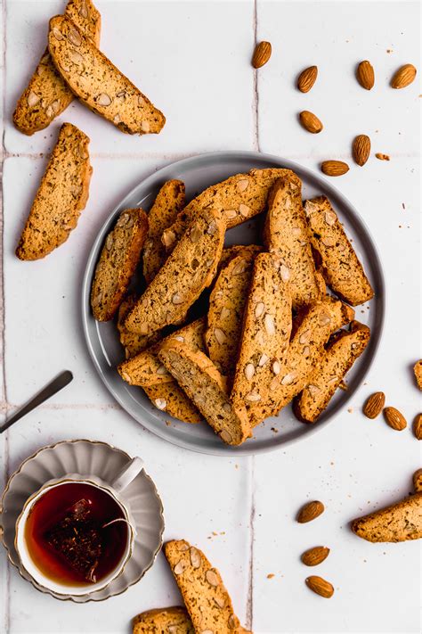 Biscotti de higos y almendras recién horneados en una cesta
