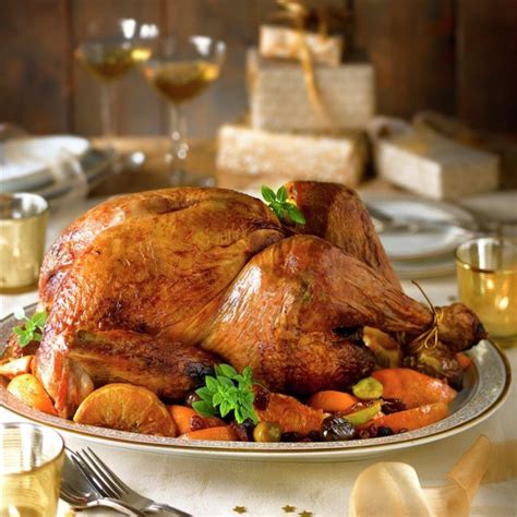 Salsa espesa en una salsera junto a un pavo trinchado