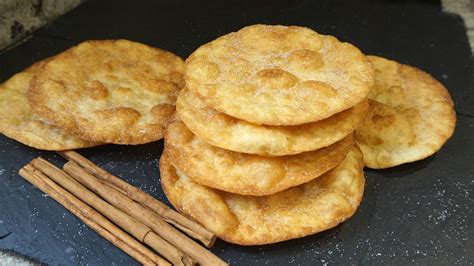 Foto de tortillas paraguayas fritas y doradas sobre papel absorbente