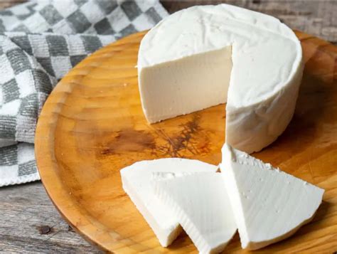 Foto de Queso Paraguay o un queso fresco artesanal en una tabla de madera